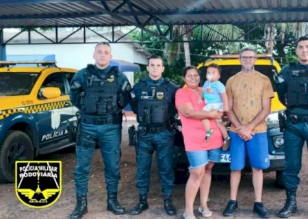 POLICIAIS RODOVIÁRIOS AGEM DE FORMA RÁPIDA E CONSEGUEM SALVAR CRIANÇA DE COLO