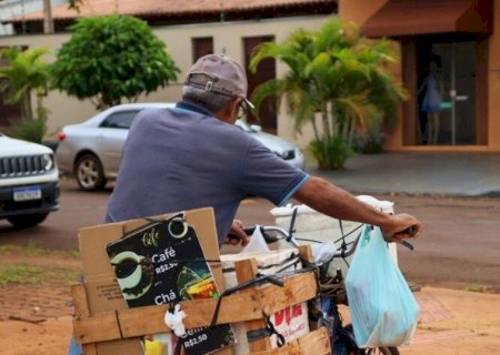 COM UMA GARRAFA DE CAFÉ NA GARUPA DA BIKE, MOISÉS FAZ A ALEGRIA DA CLIENTELA PELAS RUAS DE DOURADOS