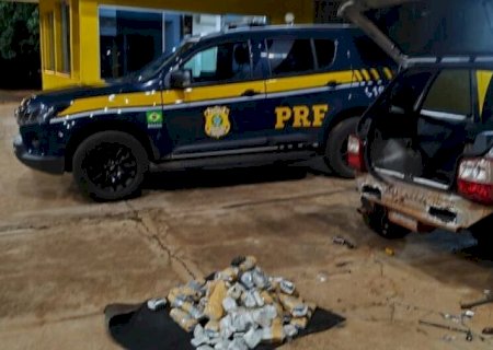 POLÍCIA APREENDE 42 QUILOS DE HAXIXE EM COMPARTIMENTO DE VEÍCULO