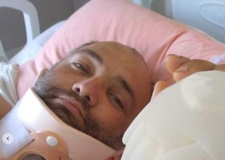 ACAMADO VÊ FERIDA 'PODRE' SECAR E SE EMOCIONA COM POMADA 'VINDA PELA MÃO DE DEUS'