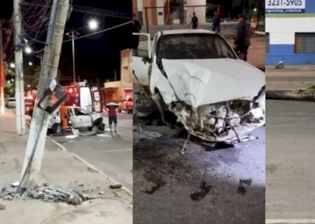 MOTORISTA ARRANCA ÁRVORE COM CARRO, BATE EM POSTE E FOGE SEM SOCORRER PASSAGEIRO