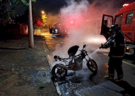 HOMEM INCENDEIA MOTOCICLETA DA ESPOSA E FOGE APÓS O ATO