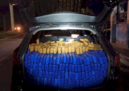VEÍULO É APREENDIDO EM MATO GROSSO DO SUL COM QUASE 980 QUILOS DE MACONHA
