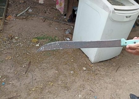 HOMEM É GOLPEADO NA CABEÇA COM FACÃO POR FAMILIAR ADOLESCENTE EM DOURADOS