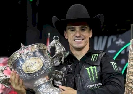 PEÃO DE MS CONQUISTA TRICAMPEONATO MUNDIAL DE MONTARIA EM TOUROS NOS ESTADOS UNIDOS
