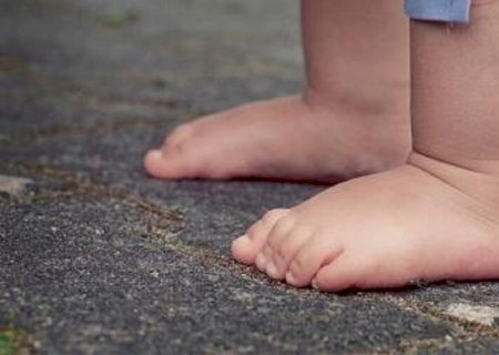 BÊBADA, MÃE É PRESA POR MAUS-TRATOS CONTRA FILHA DE 1 ANO
