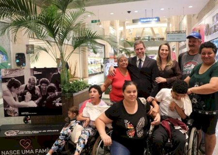 APÓS 20 ANOS, MÃE QUE ADOTOU CRIANÇAS COM PARALISIA CEREBRAL SE ENCONTRA COM JUIZ QUE AUTORIZOU AÇÃO