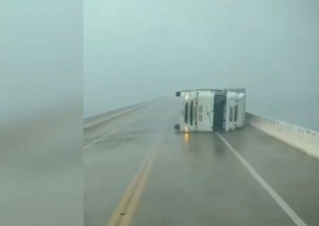 RAJADA DE VENTO TOMBA CARRETA EM PONTE ENTRE MS E PR DURANTE TEMPORAL COM GRANIZO