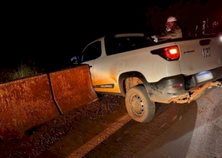 MOTORISTA FICA COM CARRO PENDURADO EM PONTE APÓS BATER EM MURETA NA MS-141