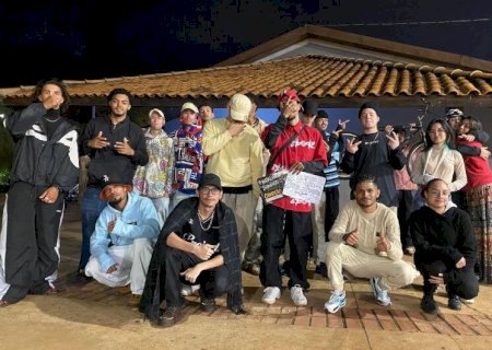 BATALHA ENTRE MC'S MOVIMENTA CENA HIP-HOP EM DOURADOS NO DOMINGO