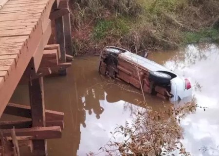 MÃE E FILHA MORREM EM ACIDENTE APÓS CARRO CAIR NO RIO IVINHEMA
