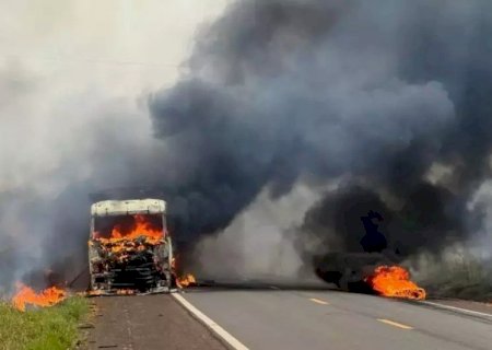 CARRETA É DESTRUÍDA POR INCÊNDIO APÓS PNEU ESTOURAR NA MS-134