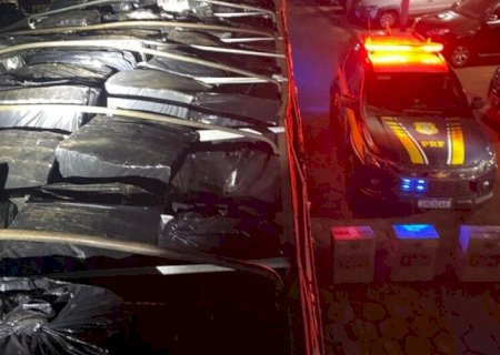 MOTORISTA É PRESO TRANSPORTANDO MAIS DE 100 MIL MAÇOS DE CIGARROS