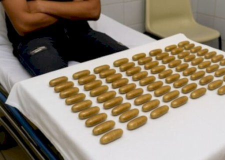 HOMEM EXPELE 83 CÁPSULAS DE HAXIXE APÓS SER PRESO EM MATO GROSSO DO SUL