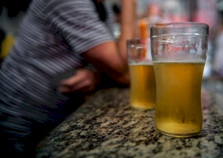 HOMEM CHEGA BÊBADO NO TRABALHO, SE IRRITA AO LEVAR ADVERTÊNCIA E PARTE PRO SOCO