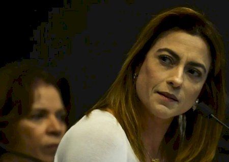 HOMEM É ALVO DA PF APÓS AMEÇAR QUEBRAR COSTELAS DA SENADORA SORAYA