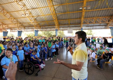 PREFEITO DE DOURADOS CONVOCA ALUNOS A CUIDAR DO PATRIMÔNIO PÚBLICO DURANTE HORA CÍVICA