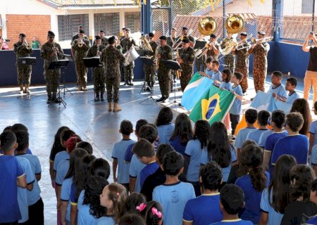 ESCOLA IRIA LÚCIA PROMOVE ATIVIDADES CÍVICAS COM BANDA DA BRIGADA GUAICURUS