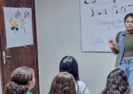 EM DOURADOS, PROJETO “MÃOS QUE TRANSFORMAM” ENSINA MANICURE PARA MENINAS RESIDENTES NO LAR EBENEZER E TRANSFORMA REALIDADES