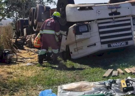 CAMINHÃO TOMBA EM RODOVIA E MOTORISTA MORRE PRESO ÀS FERRAGENS