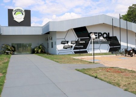 MULHER FOGE PARA 'BOCA DE FUMO' APÓS QUEBRAR CARRO E ESFAQUEAR O MARIDO