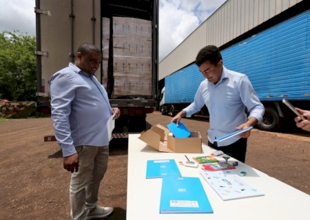 PREFEITURA RECEBE KITS ESCOLARES PARA 2026 E INAUGURA NOVA ERA NA EDUCAÇÃO DE DOURADOS