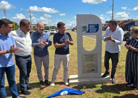 GOVERNADOR ENTREGA OBRA DA CORONEL PONCIANO, ADMITE FALHAS E PROMETE COBRAR EMPRESA