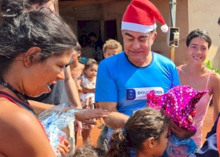GUARDA MUNICIPAL E PREFEITO ENTREGAM BRINQUEDOS DA CAMPANHA “SORRISOS DE NATAL”