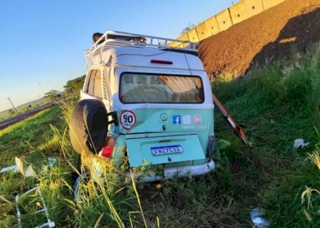 CASAL MORRE APÓS COLISÃO DE KOMBI E CARRETA NA BR-163