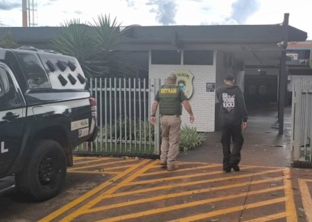 JOVEM QUE DESAFIAVA POLÍCIA E DETRAN USANDO MOTO COM PLACA ADULTERADA É LEVADO PARA DELEGACIA