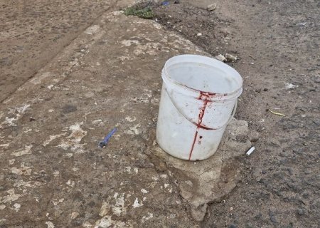FILHA TENTA JOGAR BALDE DE ÁGUA QUENTE NA MÃE DURANTE BRIGA EM DOURADOS