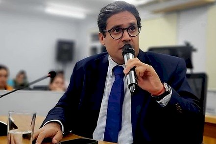 VEREADOR DE CORUMBÁ USA DINHEIRO PÚBLICO PARA PAGAR ADVOGADO QUE O DEFENDE DE... USO IRREGULAR DE DINHEIRO PÚBLICO