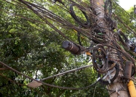 ULTIMATO EM DOURADOS: PREFEITURA ENDURECE O JOGO E VAI MULTAR E CORTAR FIOS INVISÍVEIS QUE AMEAÇAM A POPULAÇÃO