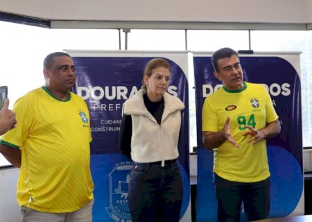 PREFEITO ENTREGA PREMIAÇÃO PARA QUADRILHAS CAMPEÃS DA 47ª FESTA JUNINA DE DOURADOS
