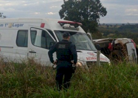 MÃE E FILHO MORREM APÓS CARRO CAPOTAR E PARAR EM PROPRIEDADE RURAL