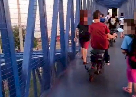 EM DOURADOS, PEDESTRES E BIKES ELÉTRICAS COMPETEM PELO MESMO ESPAÇO EM PASSARELA NA MS-156