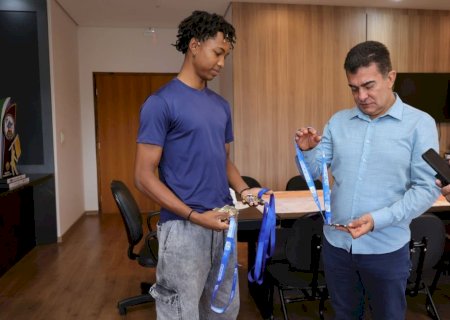 PREFEITO RECEBE ATLETA FINALISTA EM COMPETIÇÃO ESTADUAL E DESTACA FORÇA DO ESPORTE DOURADENSE