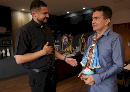 PREFEITO RECEBE IMAGEM DE NOSSA SENHORA APARECIDA E DESTACA TRADIÇÃO DA 27ª ROMARIA