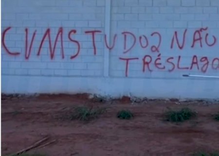 PINTOR CORAJOSO COBRE PICHAÇÃO DO COMANDO VERMELHO EM MURO