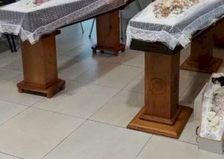 PAI, FILHAS E CACHORRINHA MORTOS EM ACIDENTE SÃO VELADOS LADO A LADO