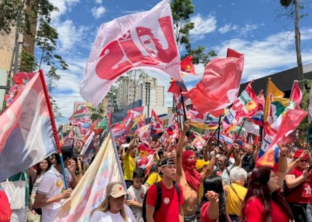 APOIADORES DE LULA MARCAM FORTE PRESENÇA DURANTE ATO EM CAMPO GRANDE