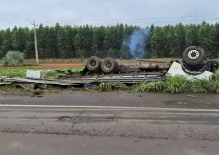 CAMINHÃO TOMBA EM RODOVIA E MOTORISTA MORRE