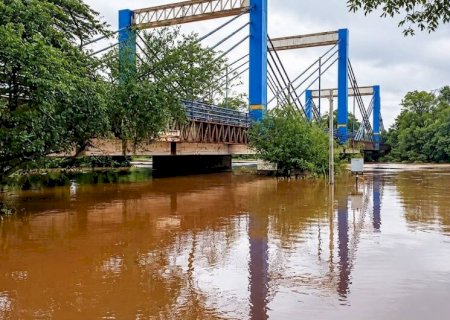 FÁTIMA DO SUL:PONTE SOBRE RIO DOURADOS SOFRE FISSURA E TÉCNICOS DO DNIT AVALIAM ESTRUTURA